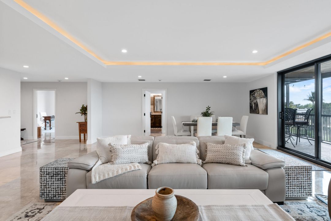 出租: $12,000 (4 贝兹, 4 浴室, 2500 平方英尺)