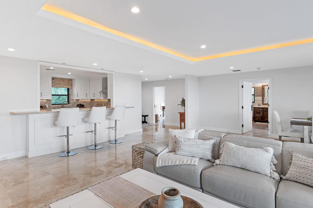 出租: $12,000 (4 贝兹, 4 浴室, 2500 平方英尺)