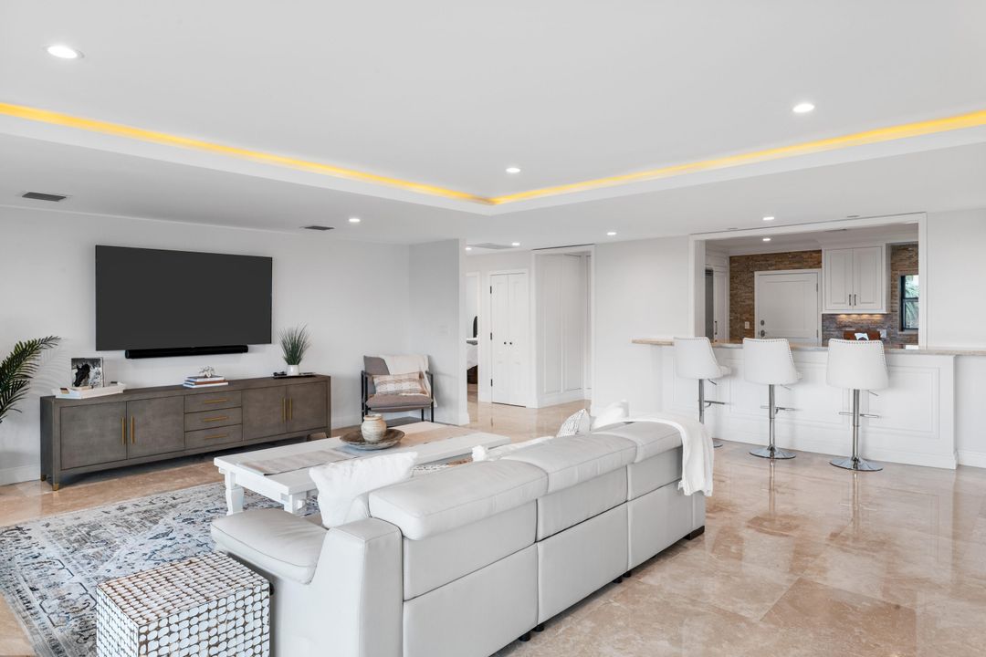 出租: $12,000 (4 贝兹, 4 浴室, 2500 平方英尺)