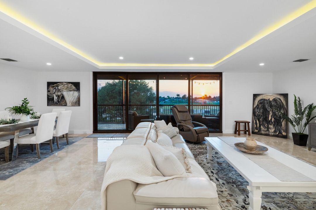 出租: $12,000 (4 贝兹, 4 浴室, 2500 平方英尺)