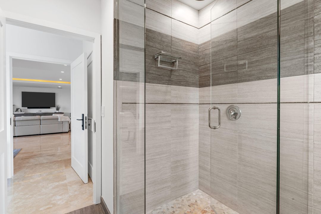 出租: $12,000 (4 贝兹, 4 浴室, 2500 平方英尺)