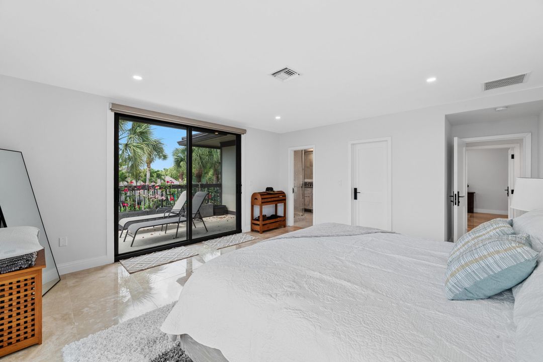 出租: $12,000 (4 贝兹, 4 浴室, 2500 平方英尺)