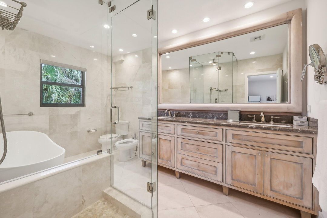 出租: $12,000 (4 贝兹, 4 浴室, 2500 平方英尺)