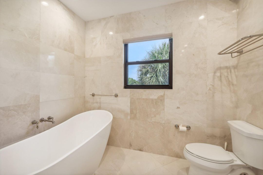 出租: $12,000 (4 贝兹, 4 浴室, 2500 平方英尺)