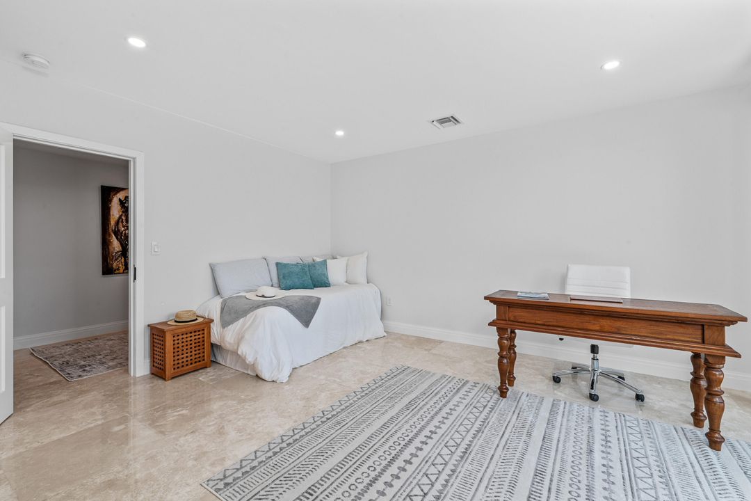 出租: $12,000 (4 贝兹, 4 浴室, 2500 平方英尺)