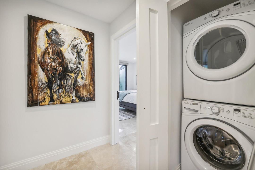 出租: $12,000 (4 贝兹, 4 浴室, 2500 平方英尺)