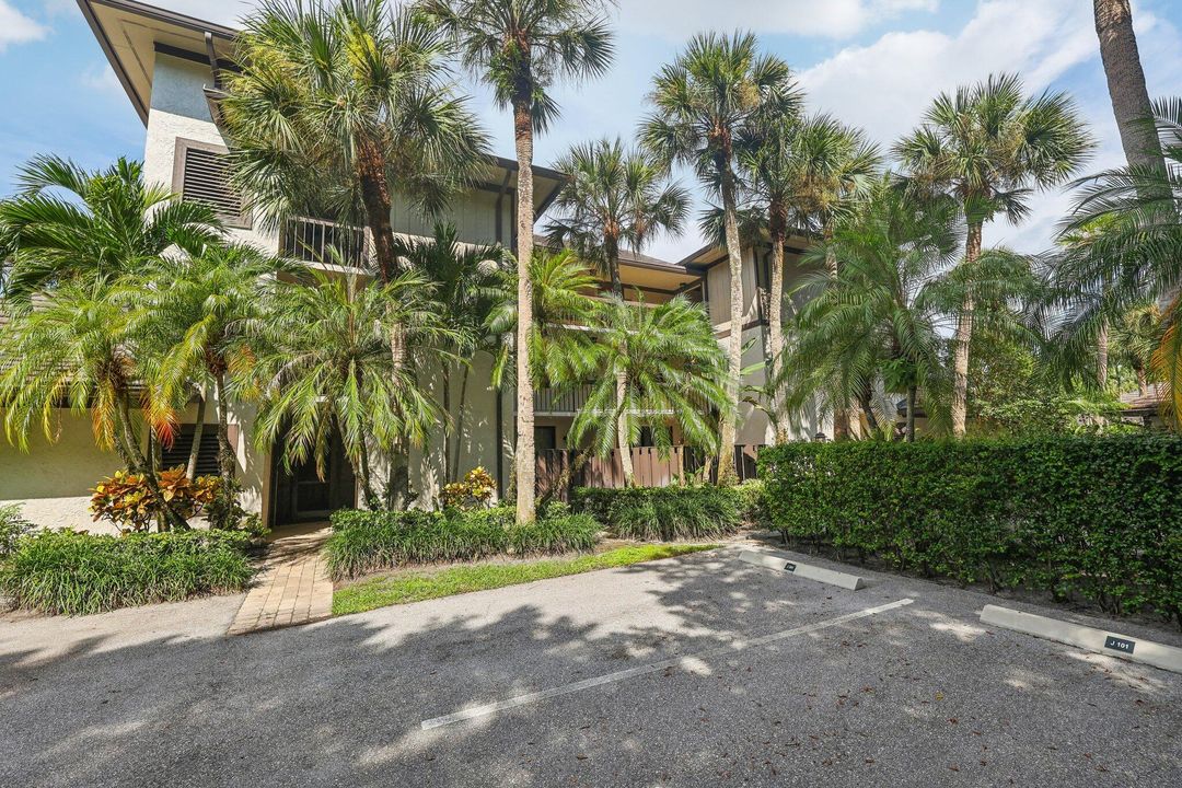 出租: $12,000 (4 贝兹, 4 浴室, 2500 平方英尺)