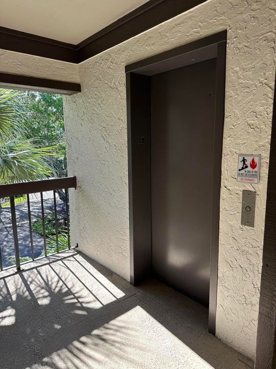 出租: $12,000 (4 贝兹, 4 浴室, 2500 平方英尺)