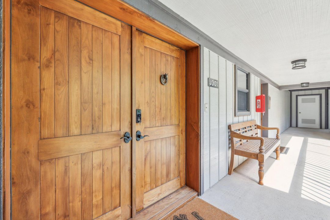 出租: $12,000 (4 贝兹, 4 浴室, 2500 平方英尺)