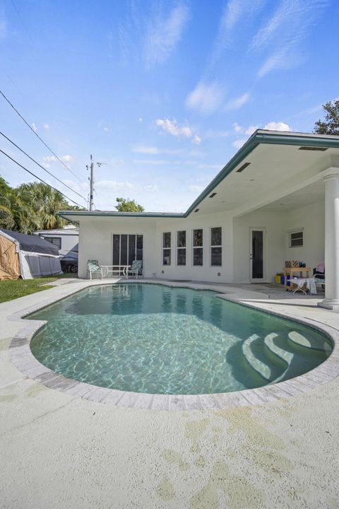 For Sale: $560,000 (3 beds, 2 baths, 1834 Square Feet)