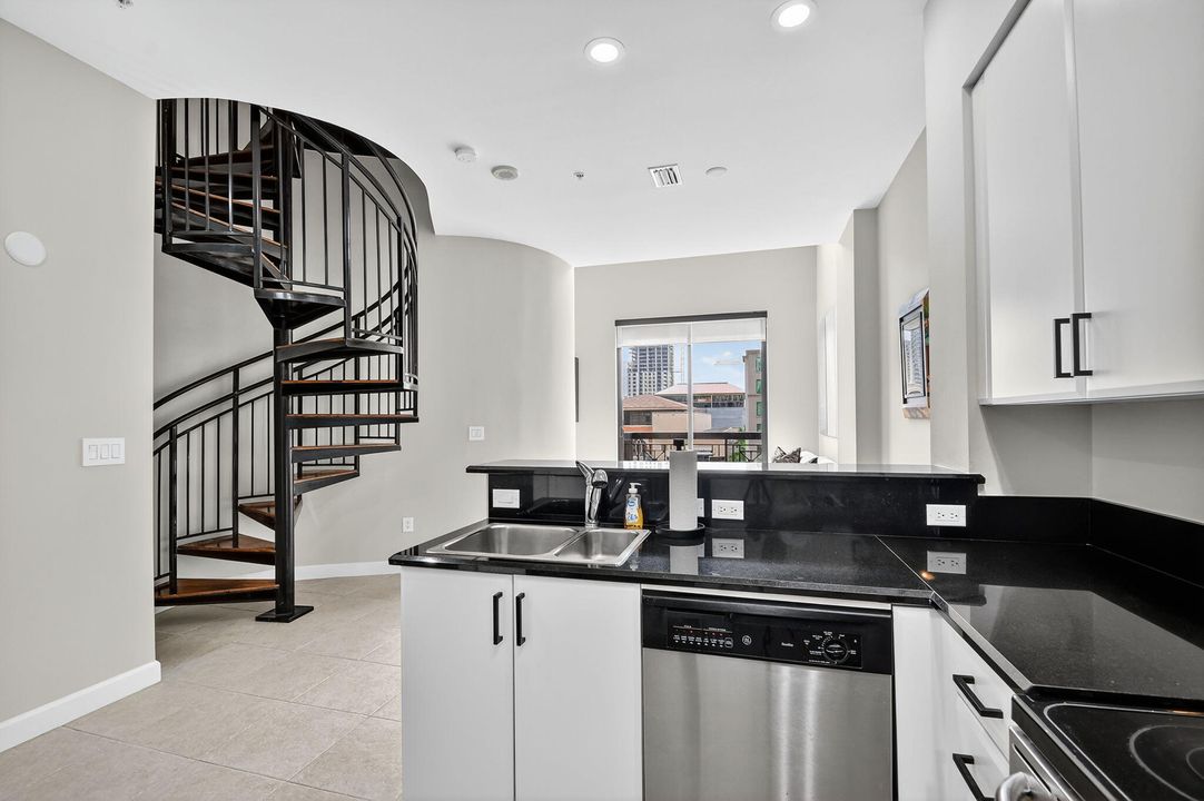 Recently Rented: $3,950 (1 beds, 1 baths, 1071 Square Feet)