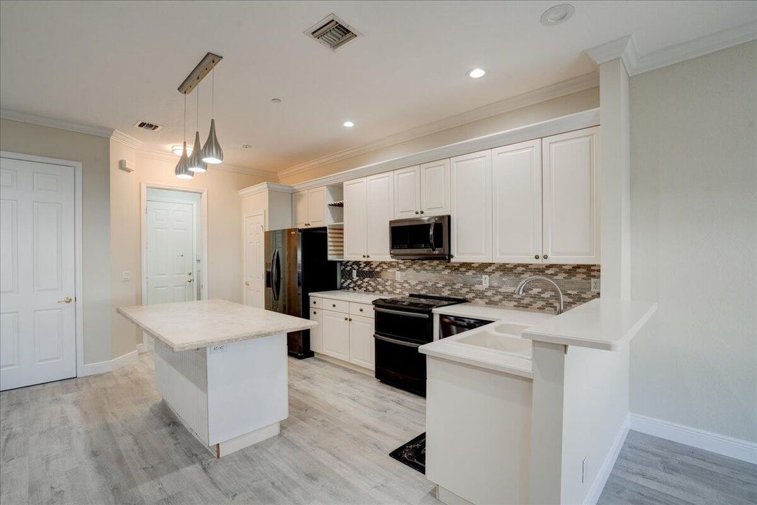 Active With Contract: $486,500 (3 beds, 2 baths, 2209 Square Feet)