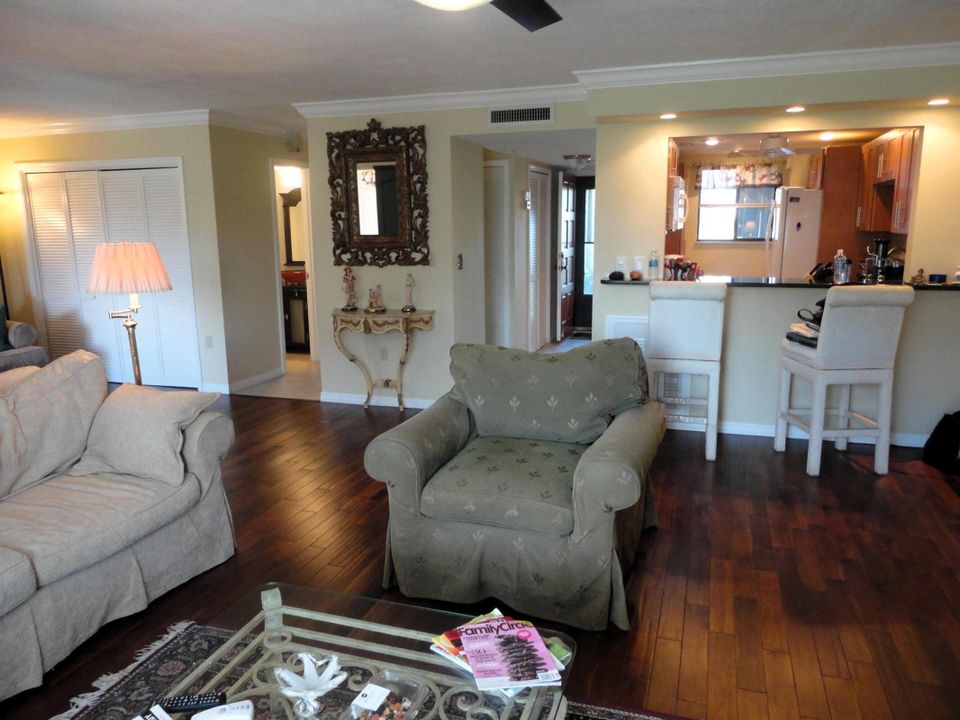 Active With Contract: $3,200 (2 beds, 2 baths, 1186 Square Feet)