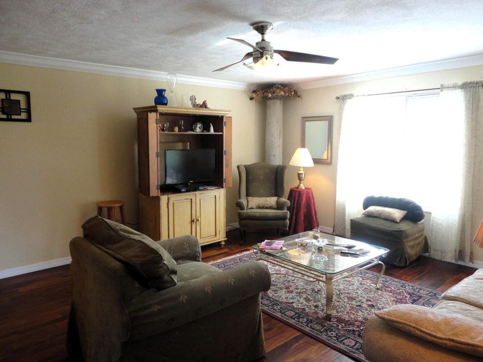 Active With Contract: $3,200 (2 beds, 2 baths, 1186 Square Feet)