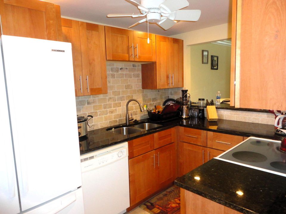 Active With Contract: $3,200 (2 beds, 2 baths, 1186 Square Feet)