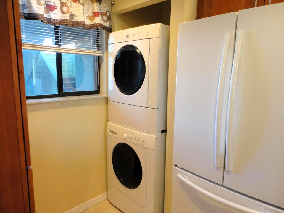 Active With Contract: $3,200 (2 beds, 2 baths, 1186 Square Feet)