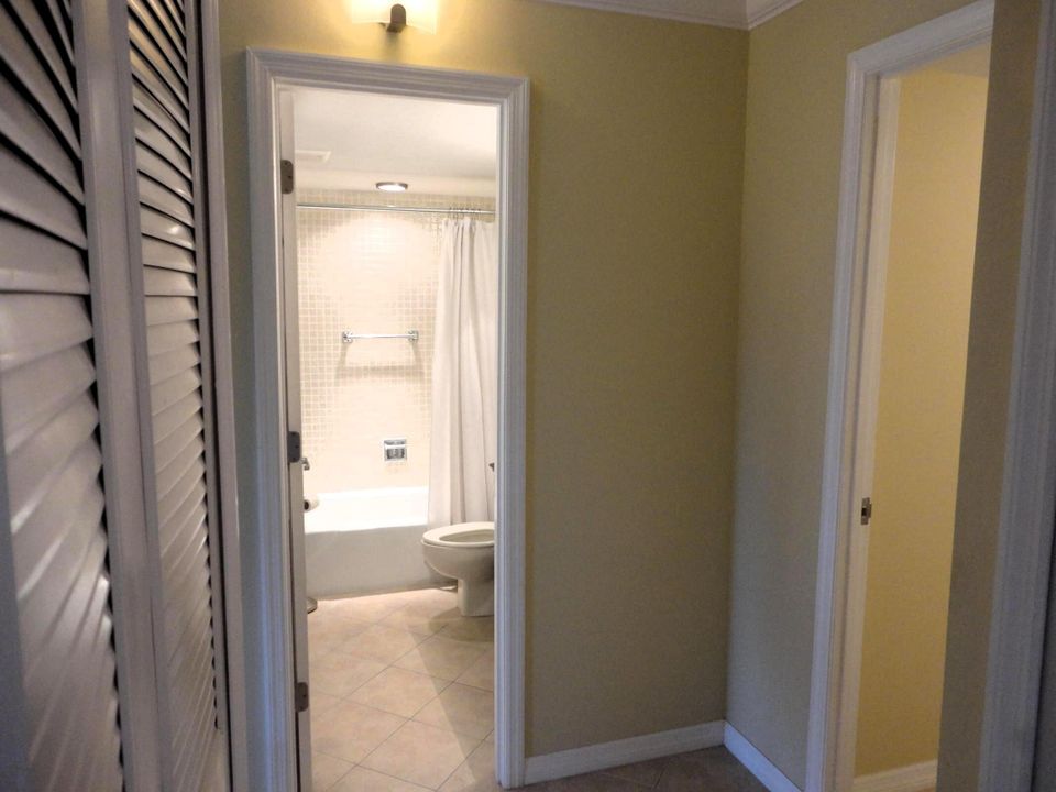 Active With Contract: $3,200 (2 beds, 2 baths, 1186 Square Feet)