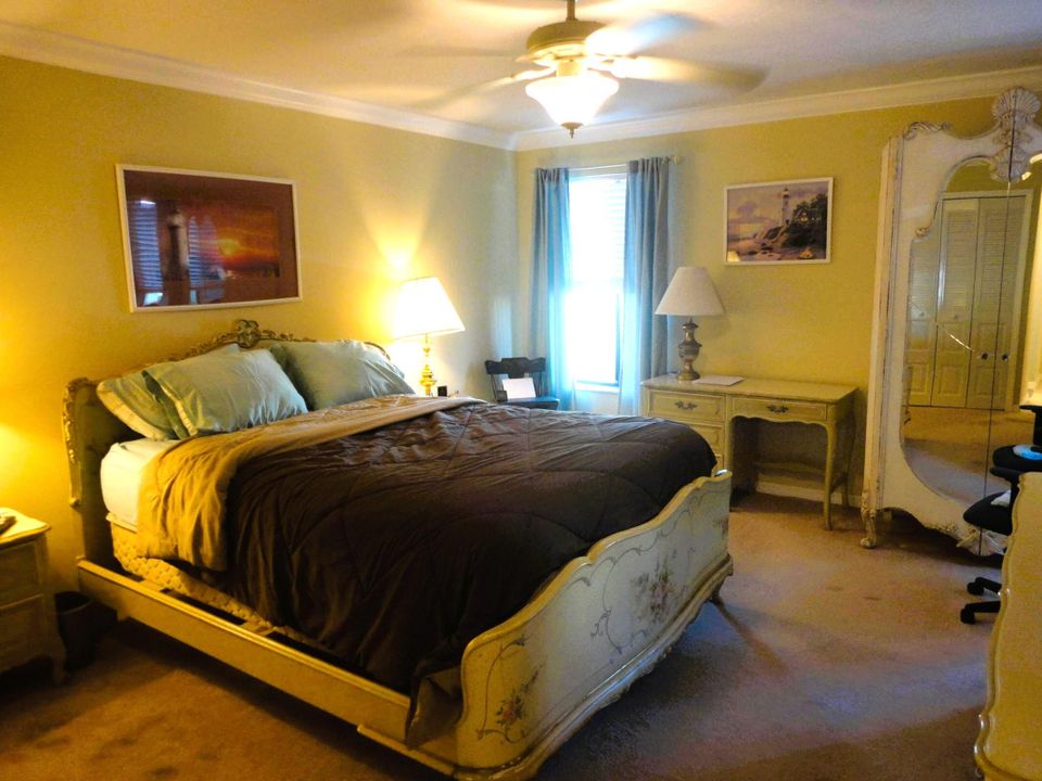 Active With Contract: $3,200 (2 beds, 2 baths, 1186 Square Feet)