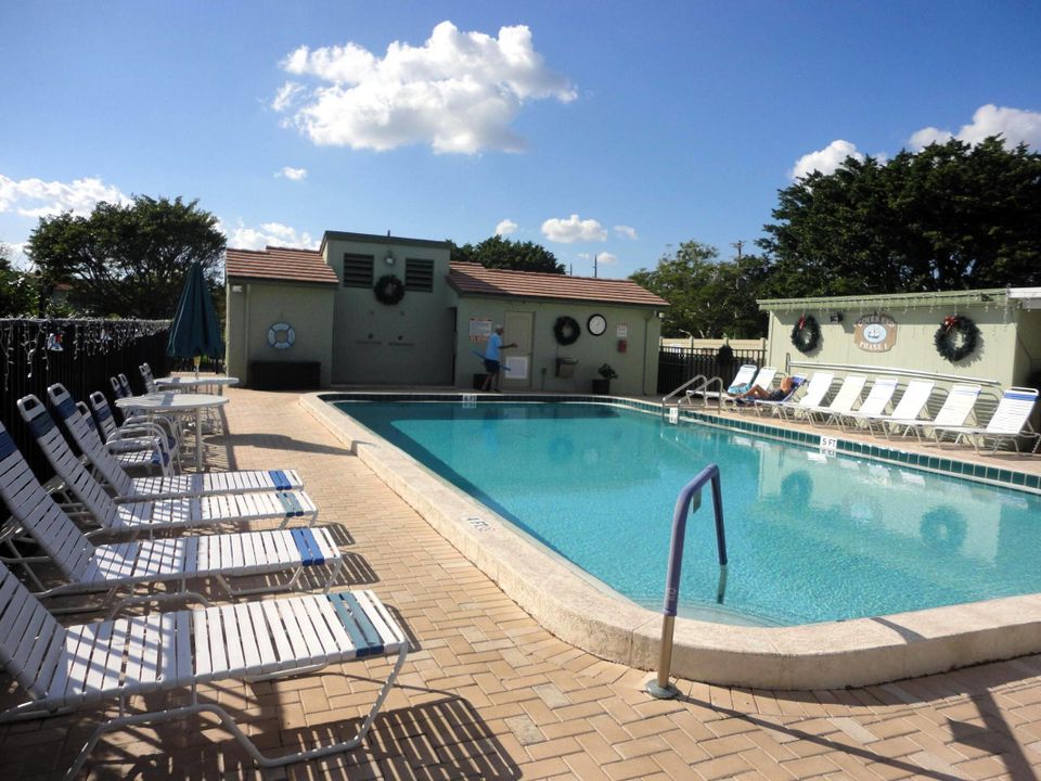 Active With Contract: $3,200 (2 beds, 2 baths, 1186 Square Feet)