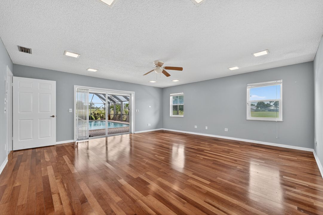 Под контрактом: $699,000 (3 спален, 2 ванн, 2693 Квадратных фут)