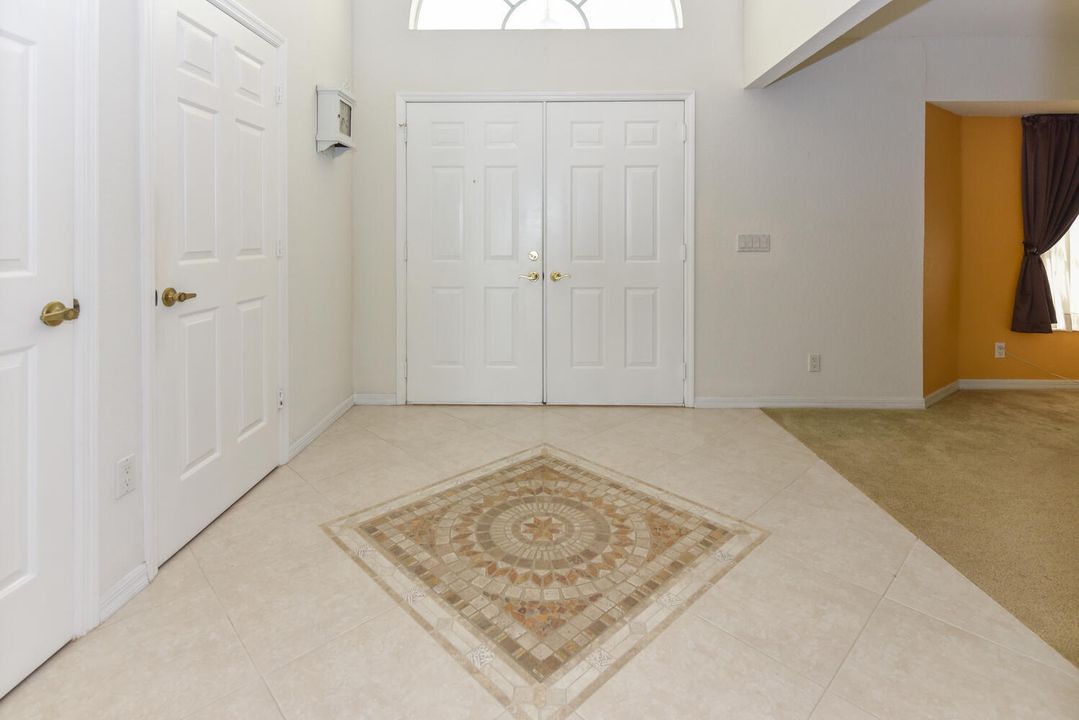 合同活跃: $649,000 (4 贝兹, 2 浴室, 2586 平方英尺)