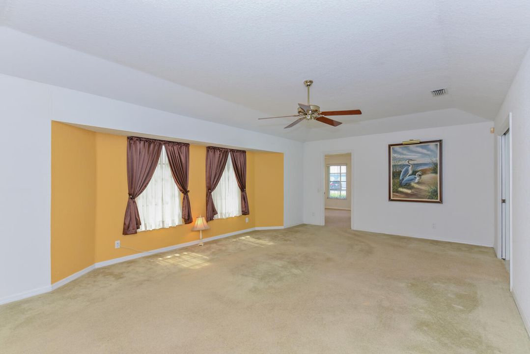 合同活跃: $649,000 (4 贝兹, 2 浴室, 2586 平方英尺)