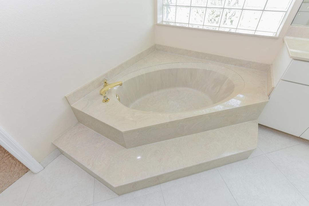 合同活跃: $649,000 (4 贝兹, 2 浴室, 2586 平方英尺)