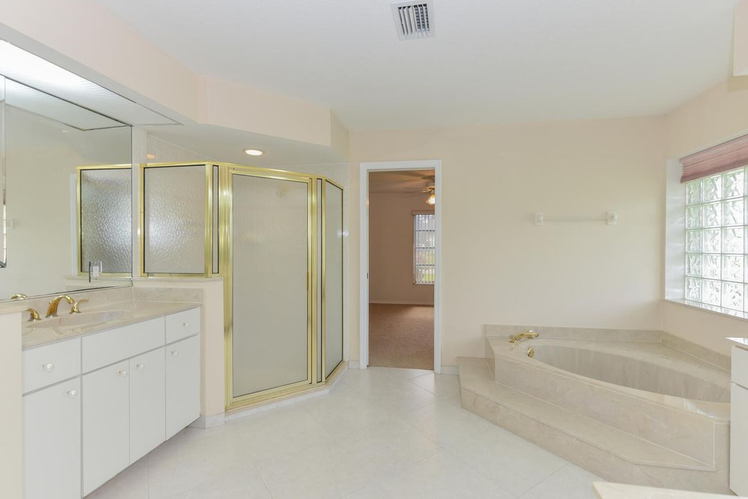 合同活跃: $649,000 (4 贝兹, 2 浴室, 2586 平方英尺)