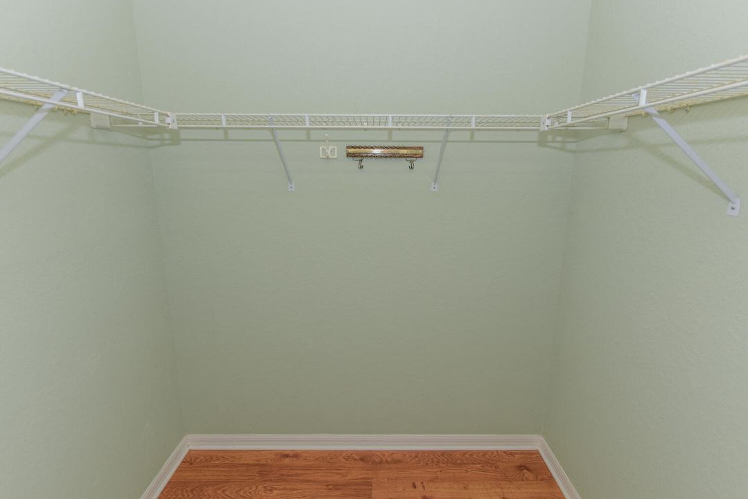 合同活跃: $649,000 (4 贝兹, 2 浴室, 2586 平方英尺)