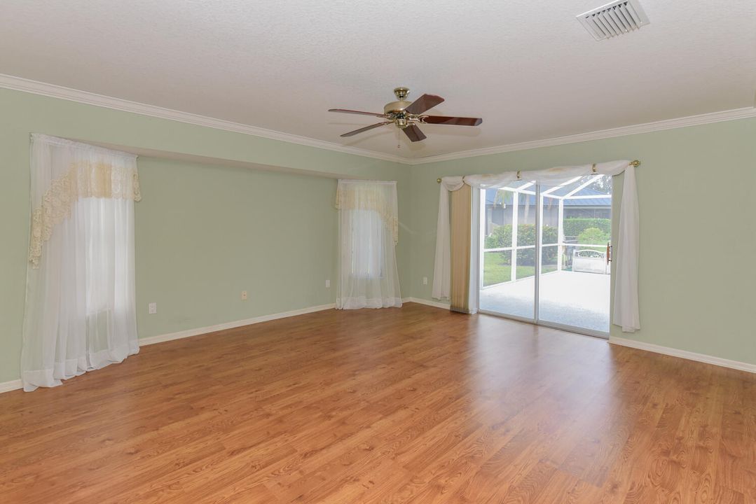 合同活跃: $649,000 (4 贝兹, 2 浴室, 2586 平方英尺)