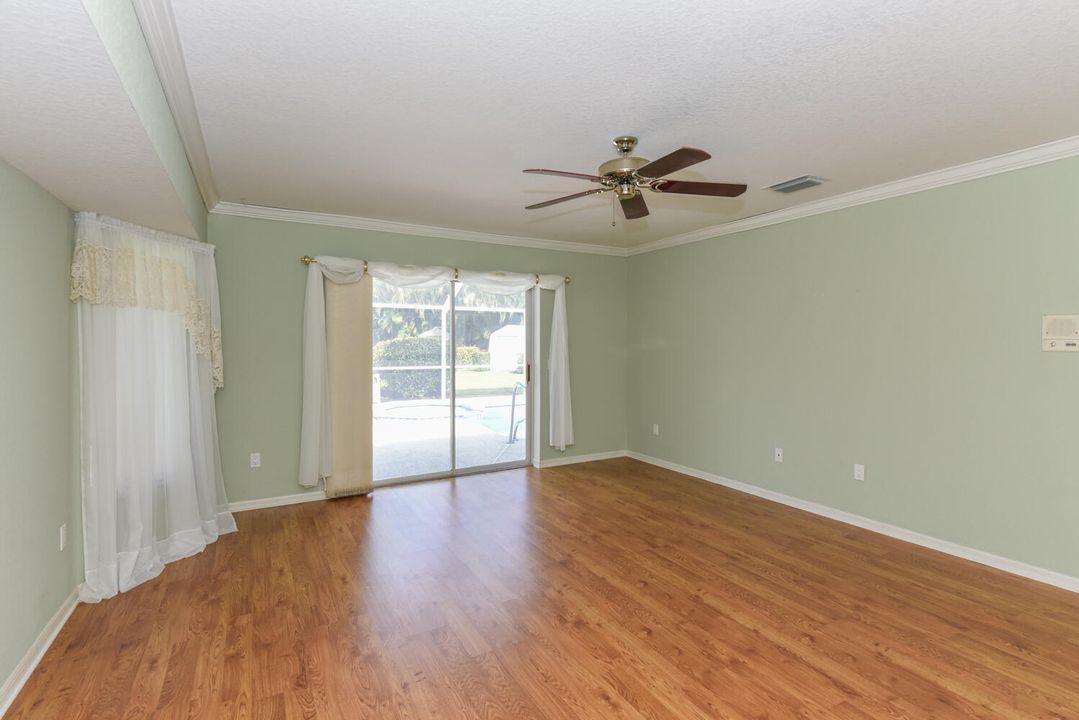 合同活跃: $649,000 (4 贝兹, 2 浴室, 2586 平方英尺)