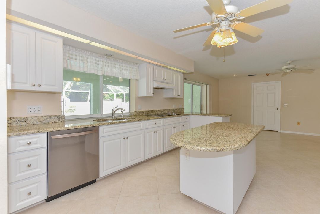 合同活跃: $649,000 (4 贝兹, 2 浴室, 2586 平方英尺)