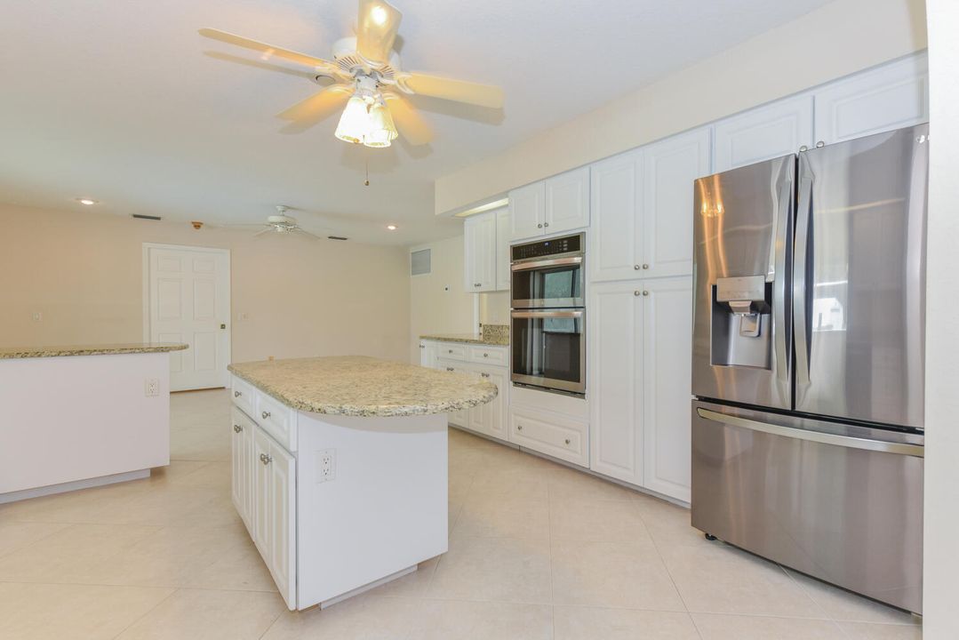 合同活跃: $649,000 (4 贝兹, 2 浴室, 2586 平方英尺)