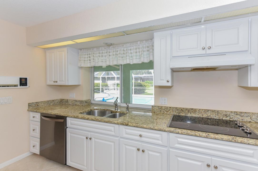 合同活跃: $649,000 (4 贝兹, 2 浴室, 2586 平方英尺)