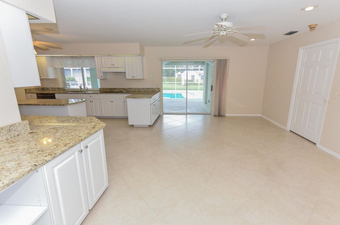 合同活跃: $649,000 (4 贝兹, 2 浴室, 2586 平方英尺)