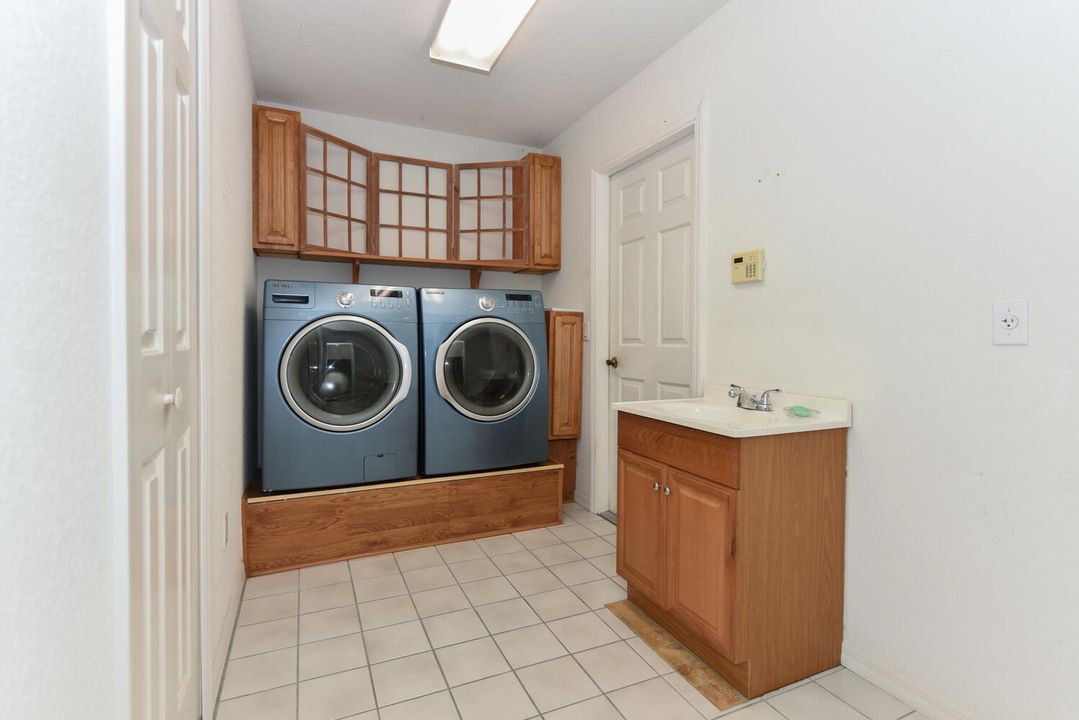 合同活跃: $649,000 (4 贝兹, 2 浴室, 2586 平方英尺)