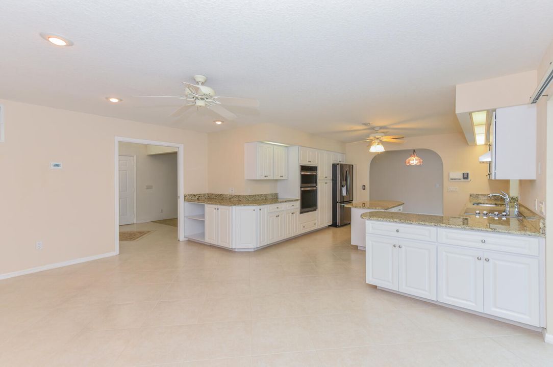 合同活跃: $649,000 (4 贝兹, 2 浴室, 2586 平方英尺)