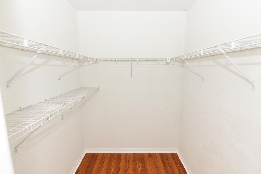 合同活跃: $649,000 (4 贝兹, 2 浴室, 2586 平方英尺)