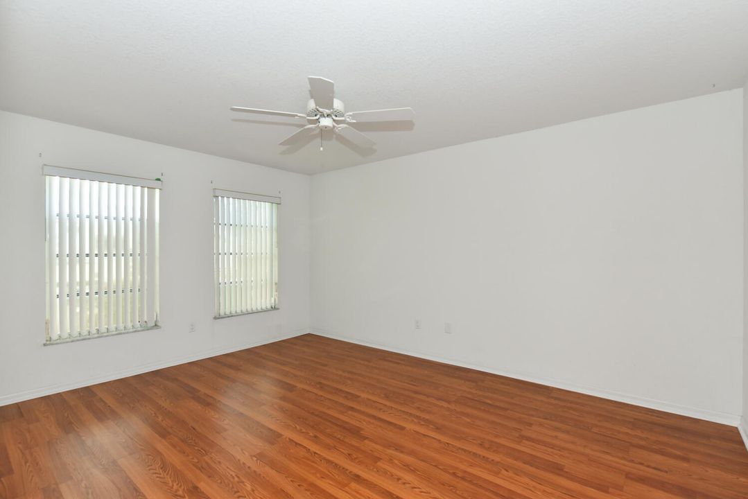 合同活跃: $649,000 (4 贝兹, 2 浴室, 2586 平方英尺)