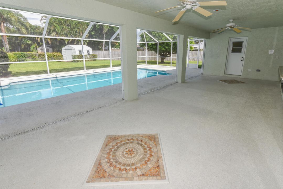 合同活跃: $649,000 (4 贝兹, 2 浴室, 2586 平方英尺)