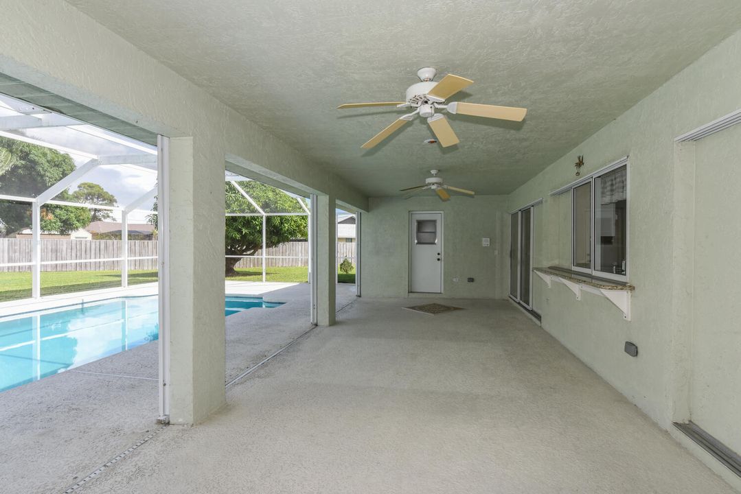 合同活跃: $649,000 (4 贝兹, 2 浴室, 2586 平方英尺)