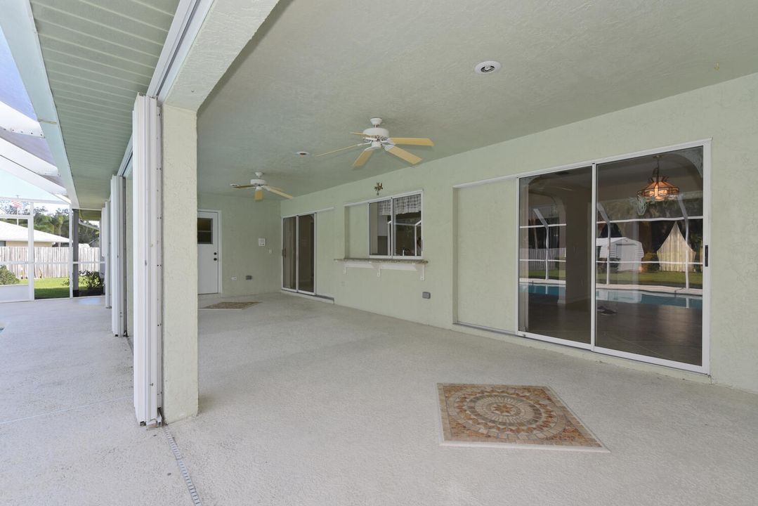 合同活跃: $649,000 (4 贝兹, 2 浴室, 2586 平方英尺)