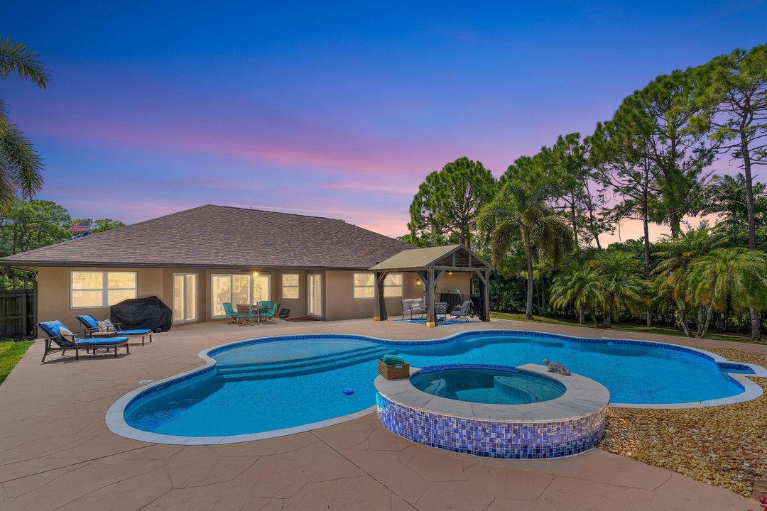 Recently Sold: $949,900 (4 beds, 3 baths, 2527 Square Feet)