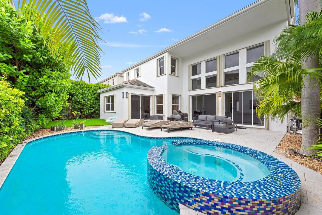 Недавно продано: $2,365,000 (4 спален, 4 ванн, 3960 Квадратных фут)