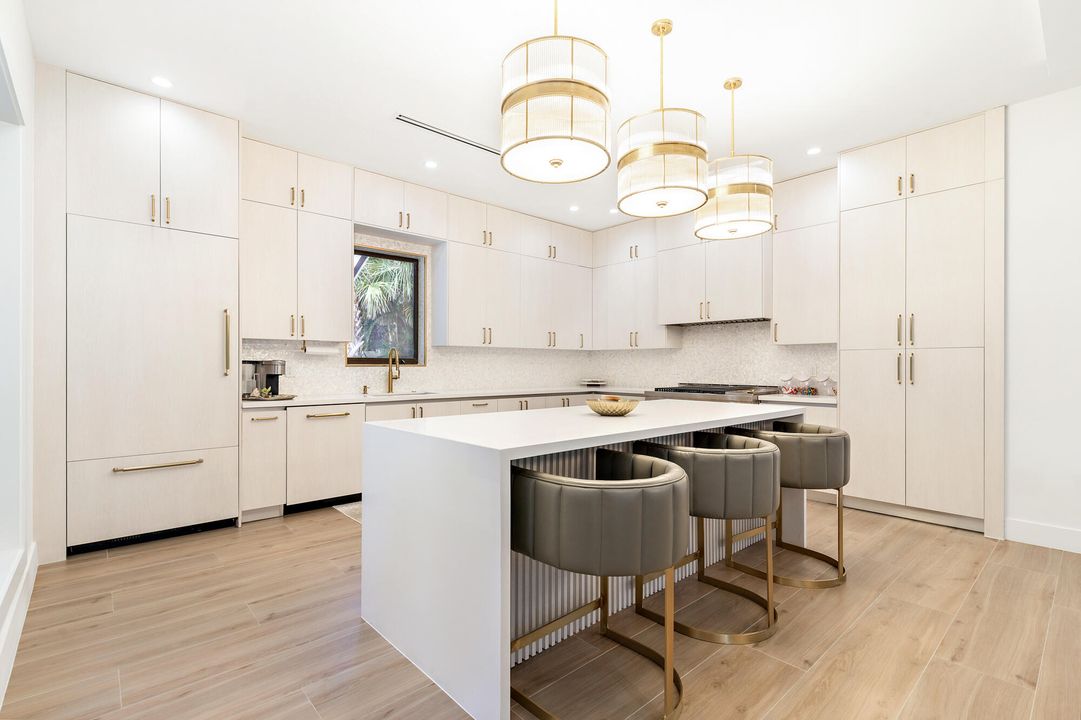 Activo con contrato: $4,495,000 (4 camas, 4 baños, 4016 Pies cuadrados)