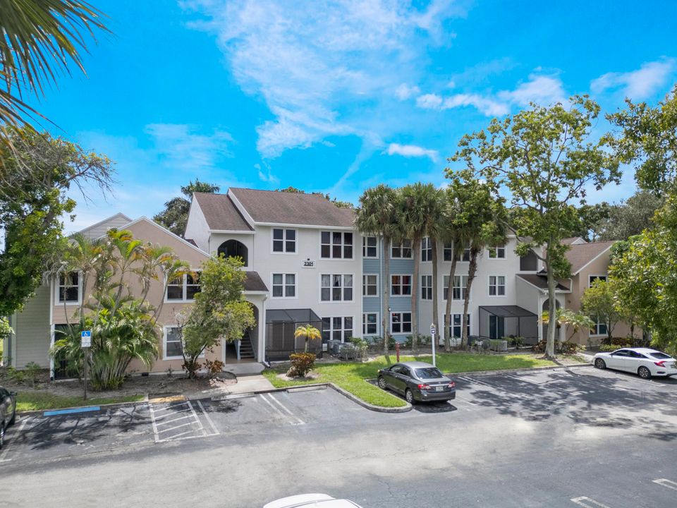 Recently Rented: $2,000 (2 beds, 1 baths, 758 Square Feet)