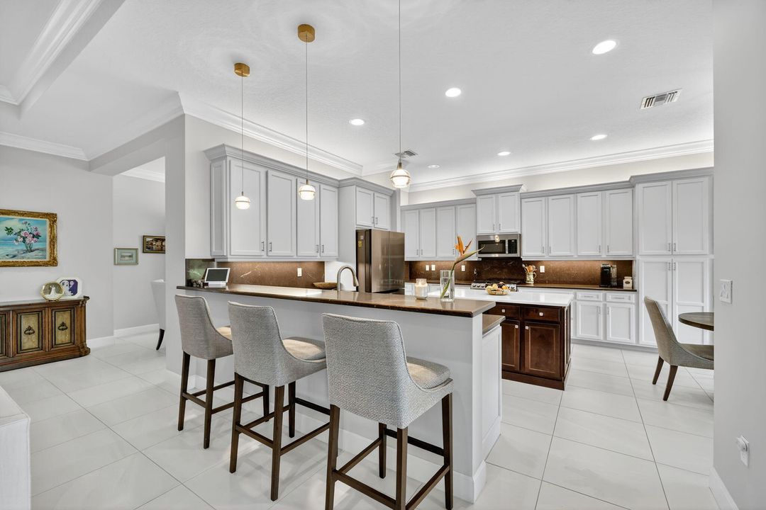 待售: $777,000 (3 贝兹, 2 浴室, 2580 平方英尺)