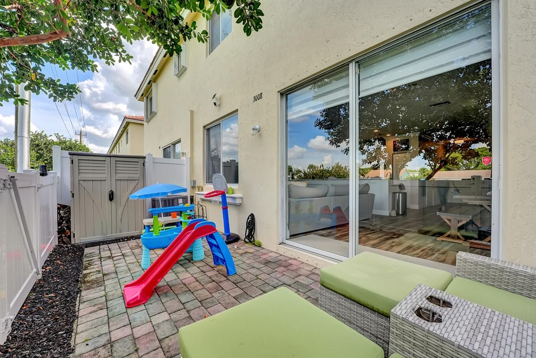 合同活跃: $3,250 (3 贝兹, 2 浴室, 1622 平方英尺)