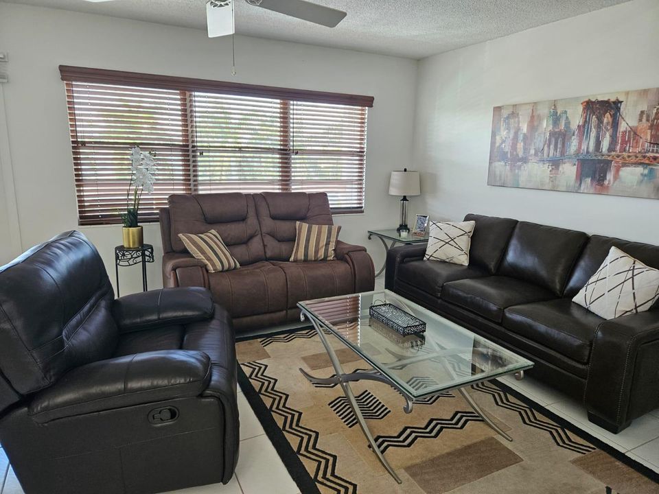 合同活跃: $2,700 (1 贝兹, 1 浴室, 738 平方英尺)