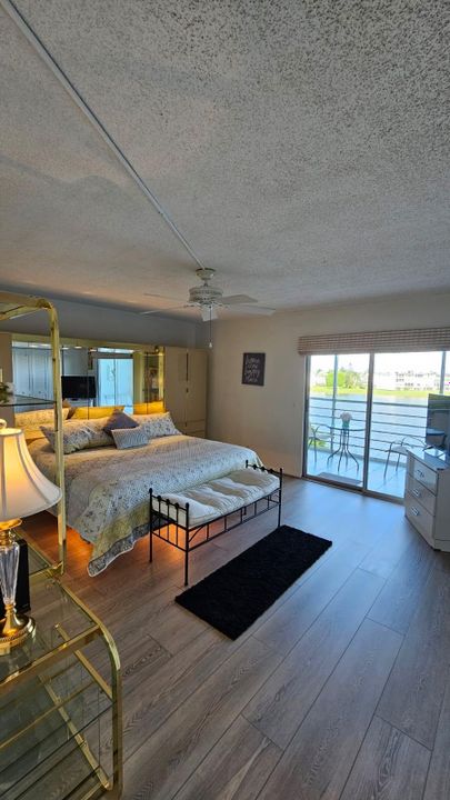 合同活跃: $2,700 (1 贝兹, 1 浴室, 738 平方英尺)